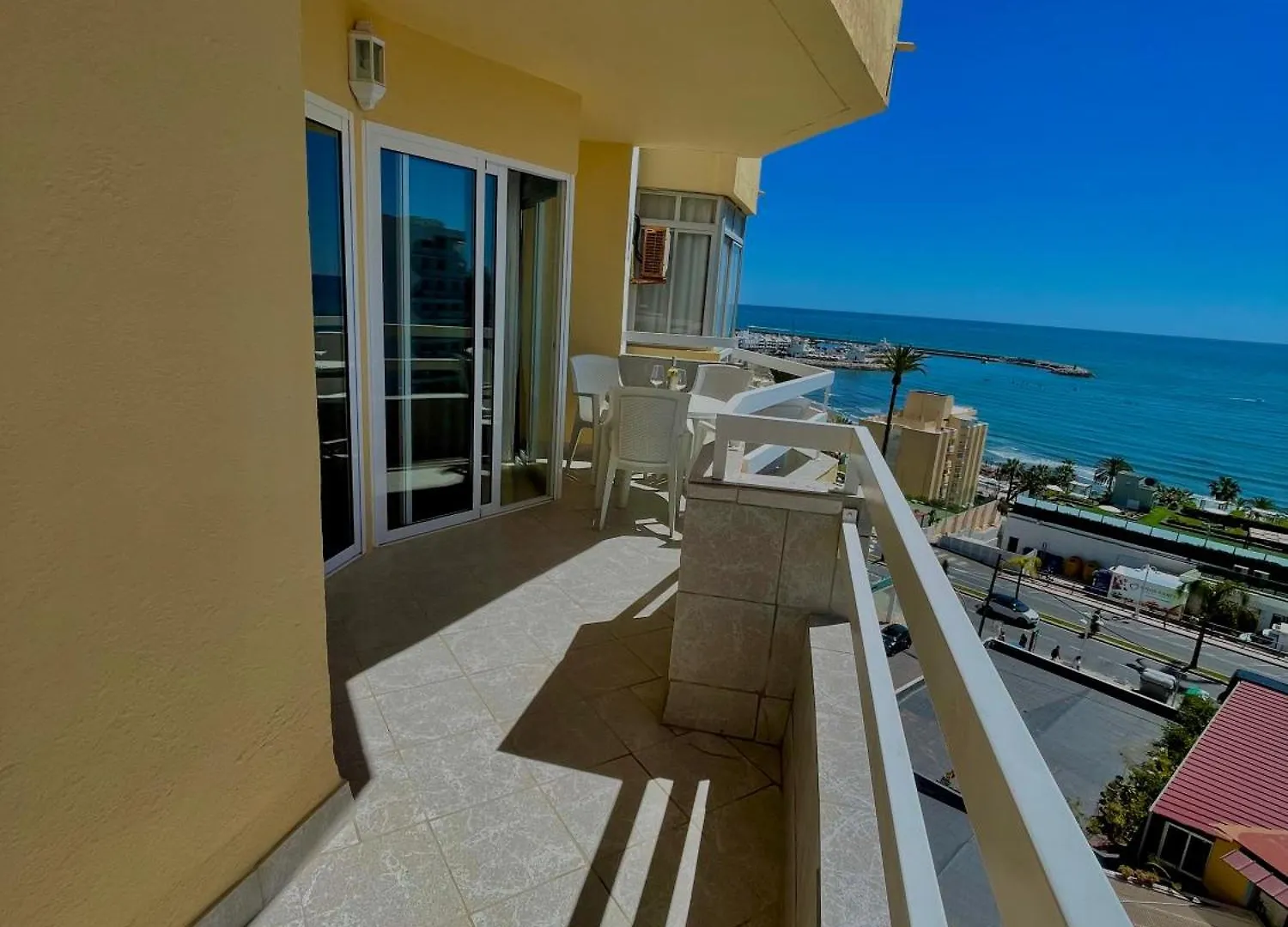 Vistas Al Mar Y Al Puerto Deportivo Apartman Benalmádena